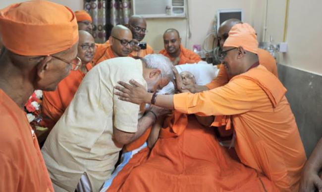 Modi meets Swami Atmasthananda in Kolkata hospital