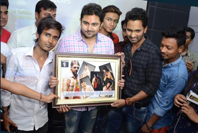 Actor Soham Chakraborty celebrates b'day with fans