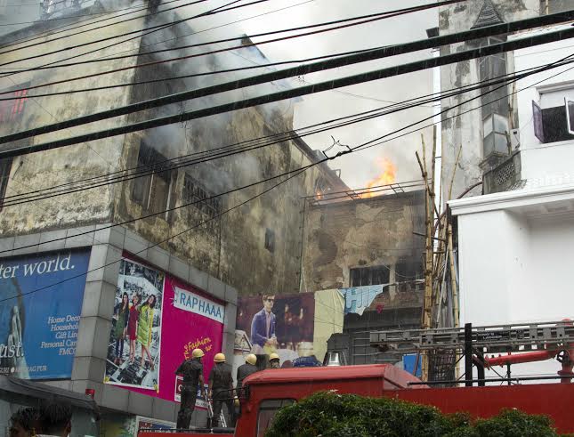 Kolkata: Fire fighters battle to bring supermarket blaze under control