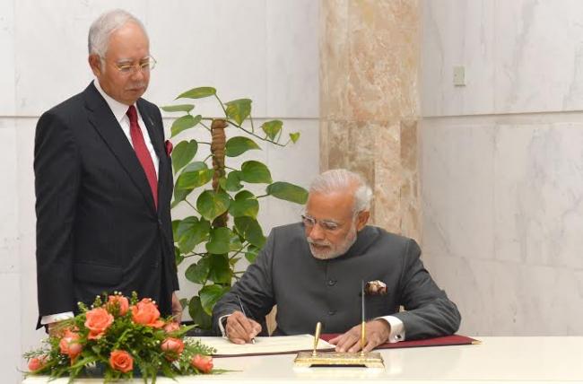 Narendra Modi being received by the Prime Minister of Malaysia, Mr. Najib Razak