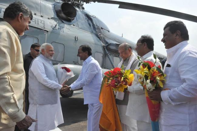  Narendra Modi being welcomed on arrival by the Chief Minister of Andhra Pradesh