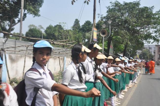 WB observes longest human chain against open defecation