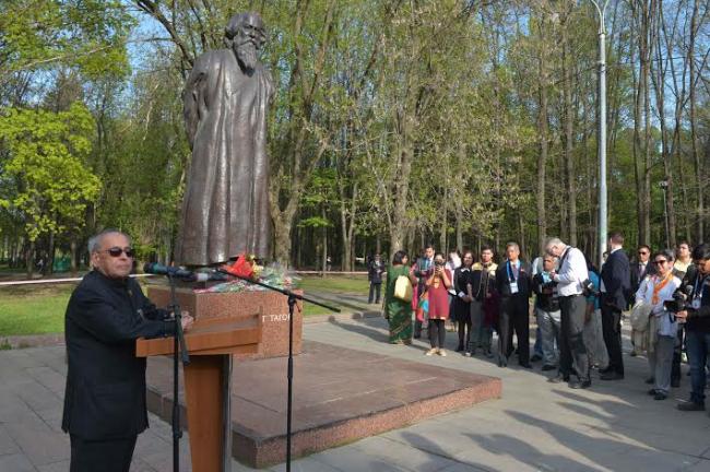 President pays tribute to Tagore in Russia