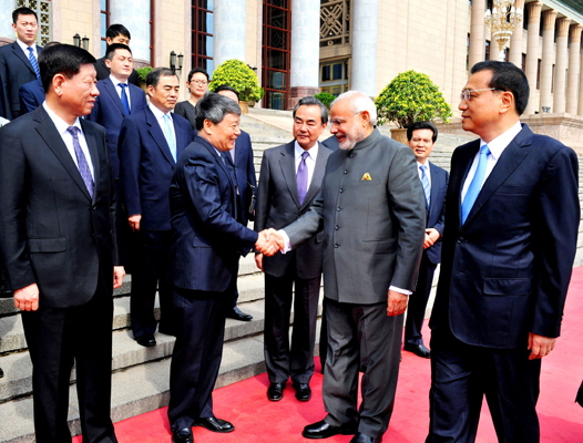 Narendra Modi with the Chinese Premier, Mr. Li Keqiang, during the Ceremonial Welcome