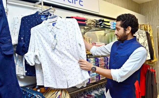 Parambrata glams up Shoppers Stop Sananda Pujor Bazar 