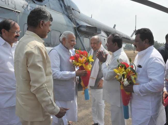  Narendra Modi being welcomed on arrival by the Chief Minister of Andhra Pradesh