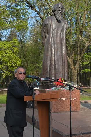 President pays tribute to Tagore in Russia
