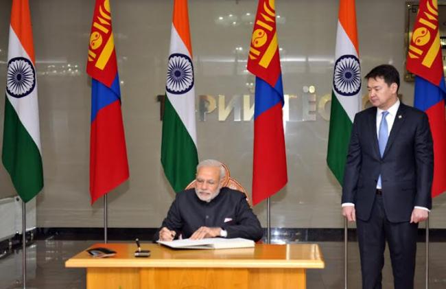 Modi meeting the Prime Minister of Mongolia