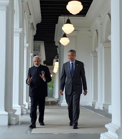Narendra Modi being received by the Prime Minister of Singapore