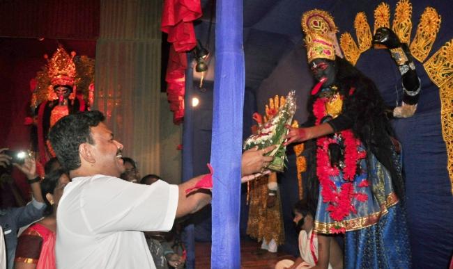 West Bengal Minister Firhad Hakim inaugurates 'Jibanta Kali' pandal in Chetla