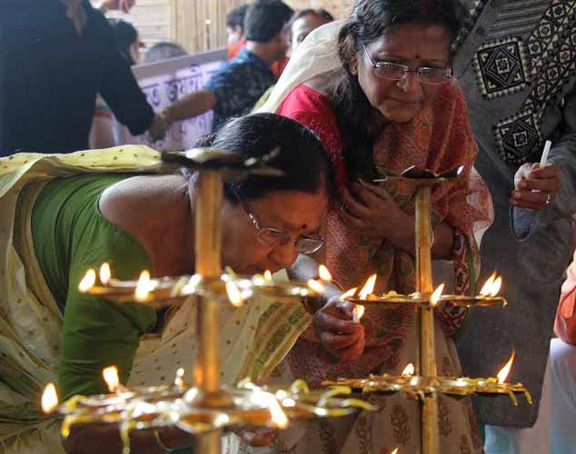 Kolkatans offer 'Anjali' on Maha Ashtami
