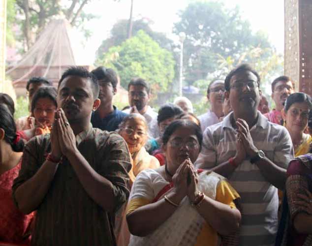 Kolkatans offer 'Anjali' on Maha Ashtami