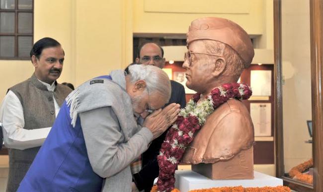 Narendra Modi paying floral tribute at Netaji's bust before the launch of the digitised files, in New Delhi