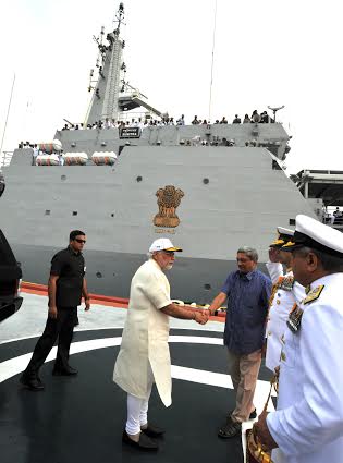 Narendra Modi received by the Union Minister for Defence, Manohar Parrikar 