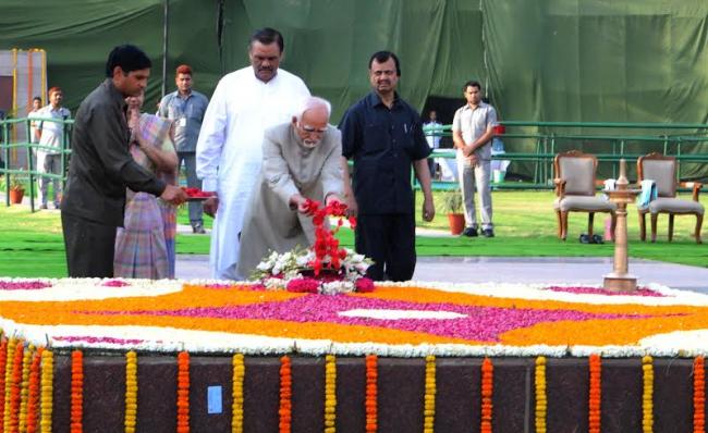 Vice President, M. Hamid Ansari paying floral tributes at the Samadhi of Babu Jagjivan Ram