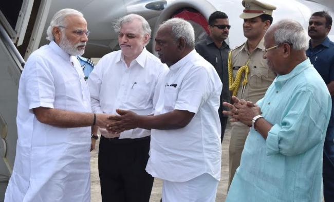 Narendra Modi being received by the Governor of Kerala