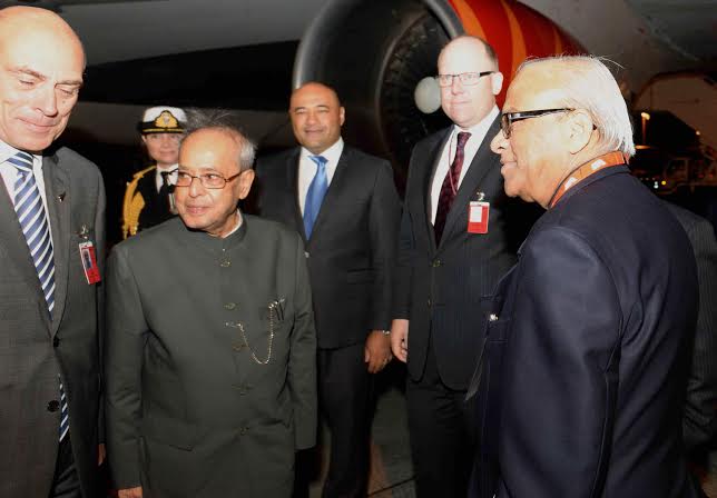 Pranab Mukherjee being received by the Minister for Ethnic Communities of New Zealand