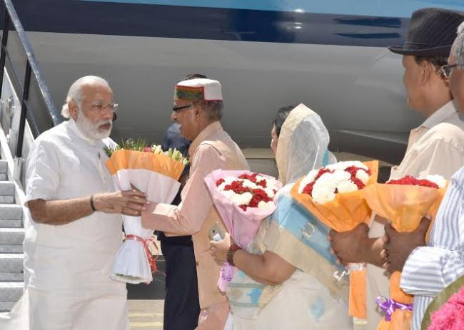 Modi being received by the Chief Minister of Madhya Pradesh, Shivraj Singh Chouhan