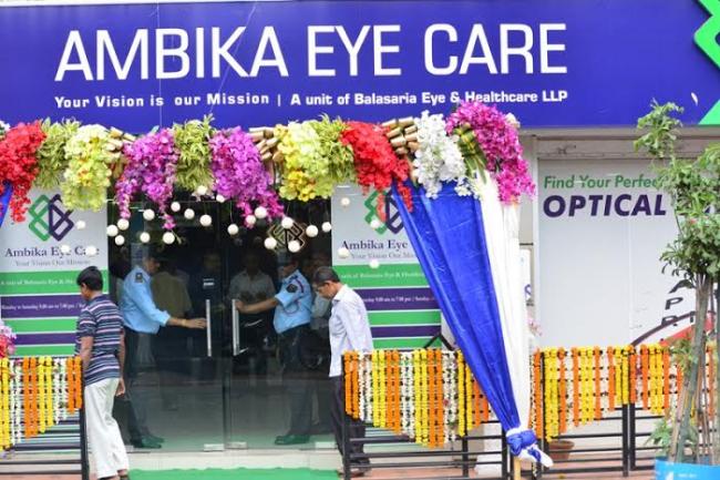 Laxmi Ratan Shukla inaugurates Ambika Eye Care in Howrah