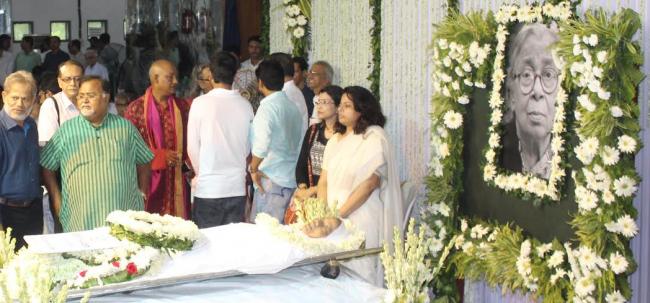 Kolkata: Political heavyweights pay last tribute to Mahasweta Devi