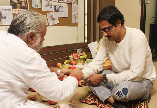 Shree Venkatesh Films hosts mahurat for Arindam Sil's 'Byomkesh Pawrbo'