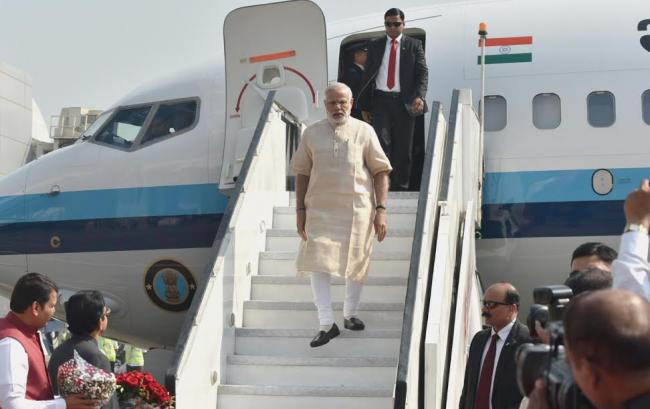 Narendra Modi arrives at Mumbai Airport 