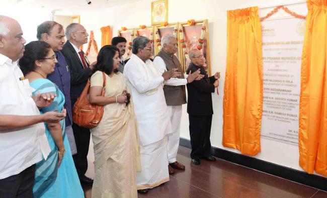 Pranab Mukherjee dedicating Shri Shankara Cancer Hospital and Research Centre to the Nation, at Bengaluru