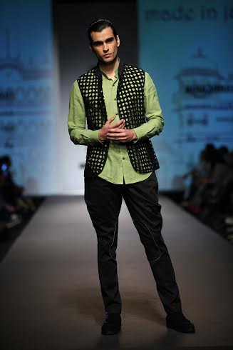 Randeep Hooda charms Amazon India Fashion Week floor in Rohit Kamra's creation