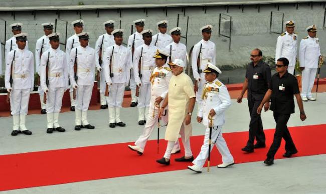 Narendra Modi received by the Union Minister for Defence, Manohar Parrikar 
