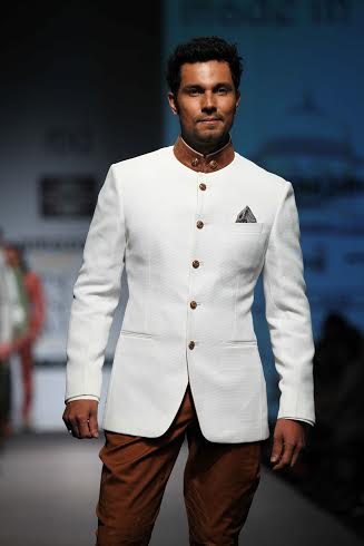 Randeep Hooda charms Amazon India Fashion Week floor in Rohit Kamra's creation