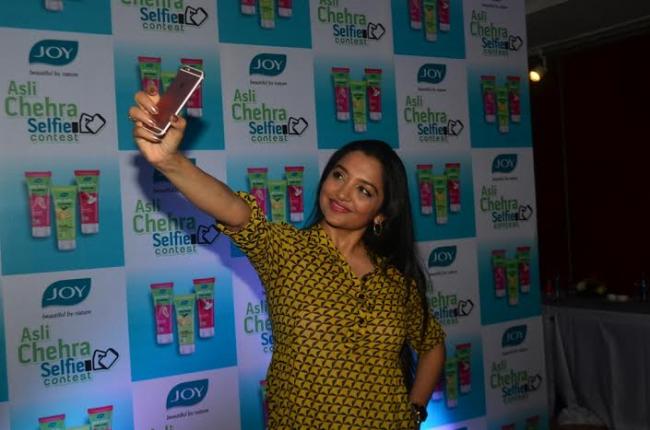 June Maliah glams up selfie contest of cosmetics brand 