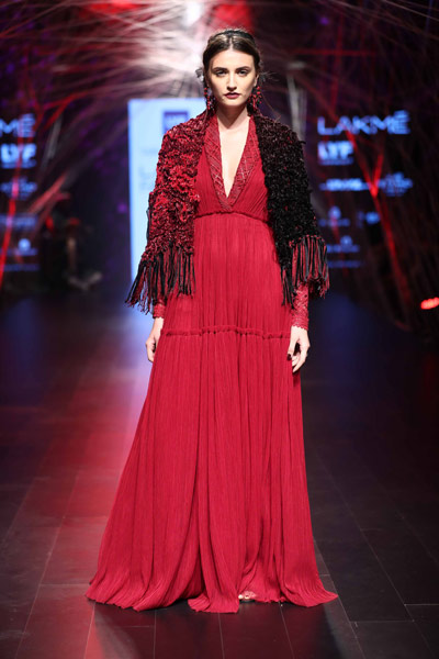 LFW: Kangana Ranaut walks for designer Tarun Tahliani
