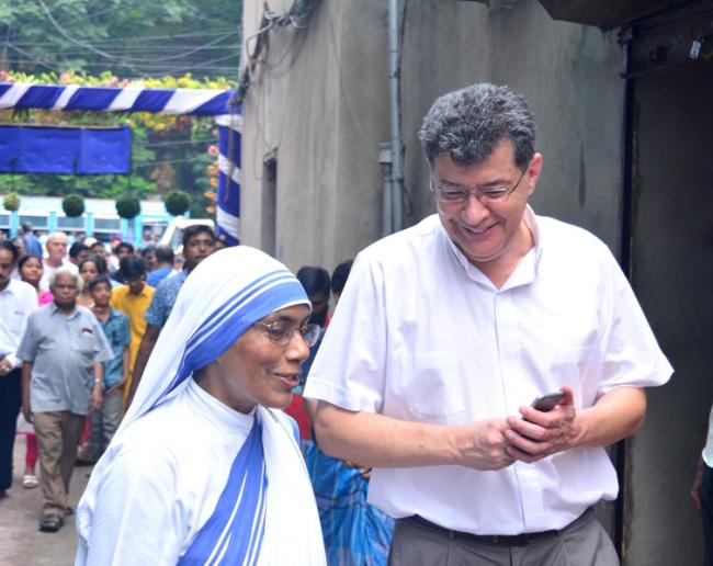 Pope Francis declares Mother Teresa as saint, Kolkata celebrates historic moment 