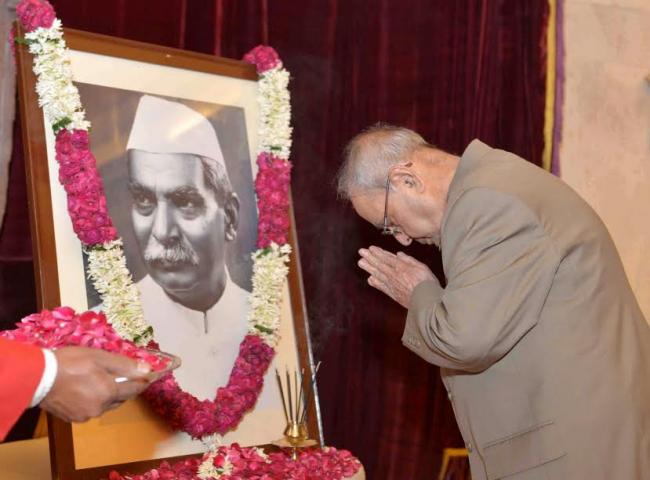 Hamid Ansari paying homage at the portrait of the former President, Dr. Rajendra Prasad on his 132nd birth anniversary
