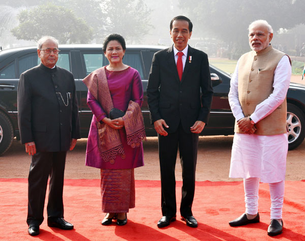  Narendra Modi with the President of Indonesia, Mr. Joko Widodo at the ceremonial welcome, at Rashtrapati Bhavan