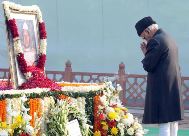 Hamid Ansari paying floral tributes at the Samadhi of the former President, Dr. Shankar Dayal Sharma on his death anniversary
