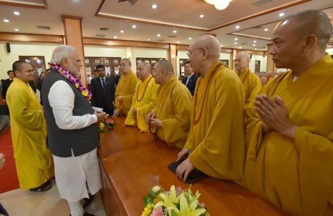 PM visits Quan Su Pagoda in Hanoi, interacts with monks