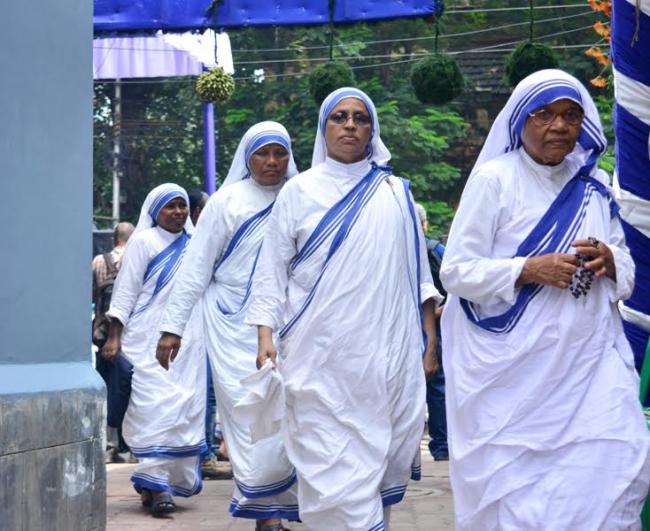 Pope Francis declares Mother Teresa as saint, Kolkata celebrates historic moment