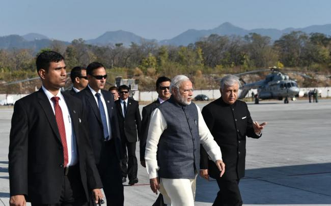 Narendra Modi being welcomed by the Governor of Uttarakhand