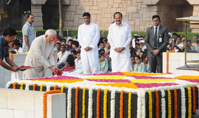 PM Modi, Prez Mukherjee pay tribute to Mahatma Gandhi, Lal Bahadur Shastri