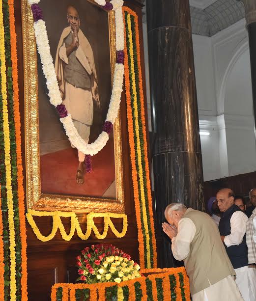  Narendra Modi paying floral tribute to Sardar Vallabhbhai Patel on Rashtriya Ekta Diwas, at Patel Chowk, in New Delhi 