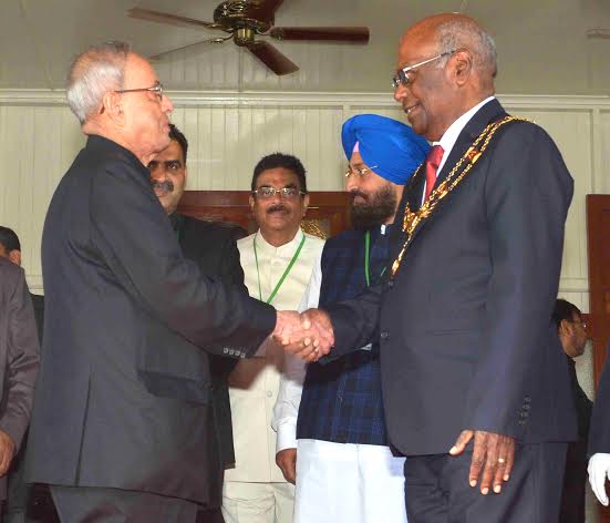Pranab Mukherjee being received by the Deputy Prime Minister of Papua New Guinea, Mr. Leo Dion