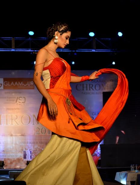 Parno Mitra sizzles ramp in Kolkata show