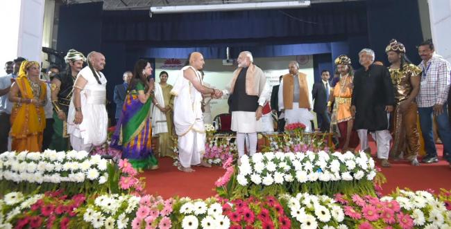 Narendra Modi being received on his arrival, at Varanasi, Uttar Pradesh