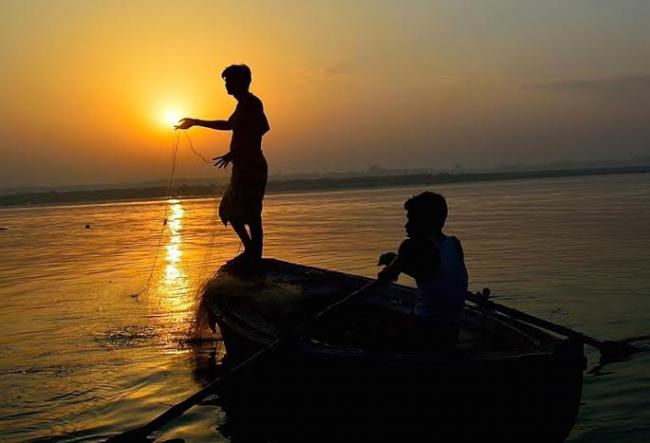 Varanasi: Aurora over the Ganges