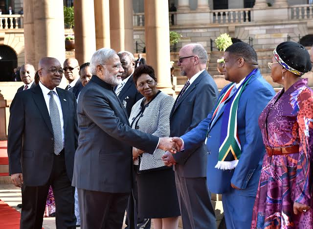 Narendra Modi being received by the President of the Republic of South Africa
