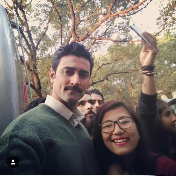 Kunal Kapoor receives surprise visit from his fan