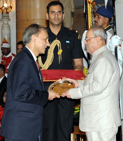 Pranab Mukherjee presenting Dr. B.C. Roy National Award 2008