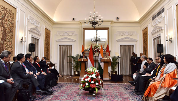  Narendra Modi with the President of Indonesia, Mr. Joko Widodo at the ceremonial welcome, at Rashtrapati Bhavan