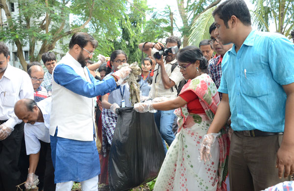 Prakash Javadekar inaugurates 'Plastic Waste Free Kolkata' drive